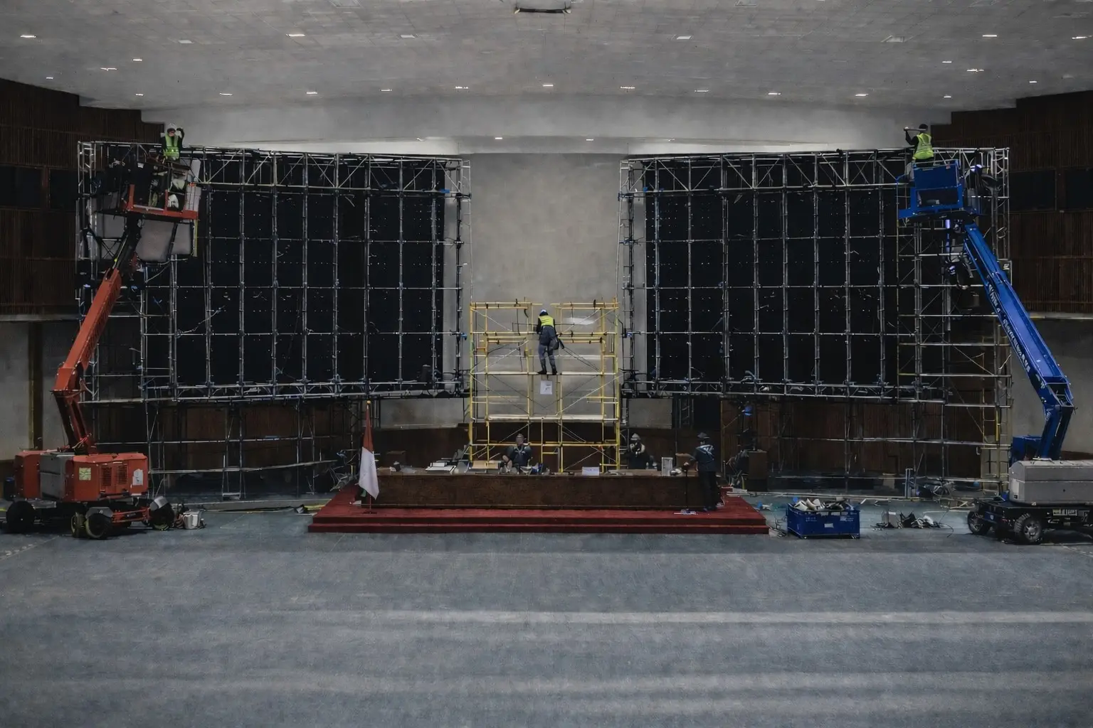 struktur rangka baja dan anchor bolt instalasi permanen videotron ballroom