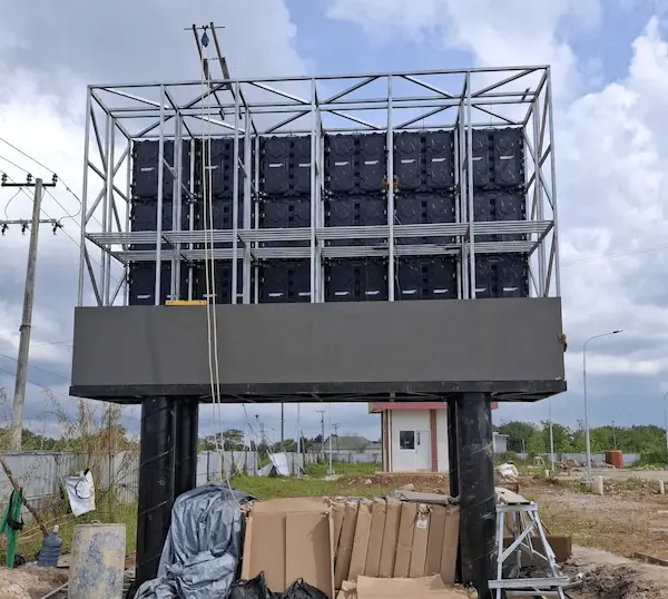 struktur rangka videotron outdoor billboard dengan panel LED dan rangka baja galvanis