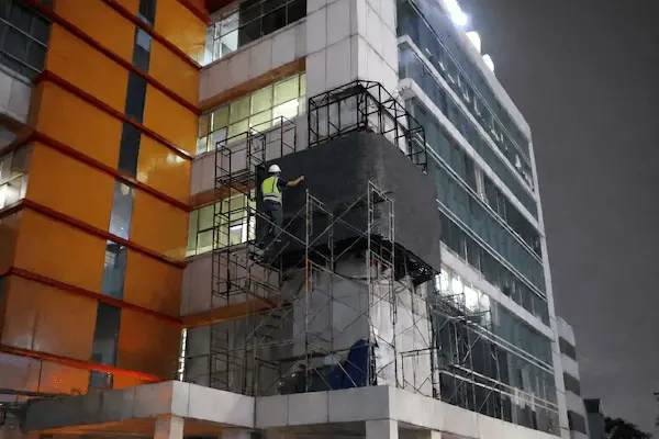 proses konstruksi videotron outdoor pada gedung komersial menggunakan rangka baja