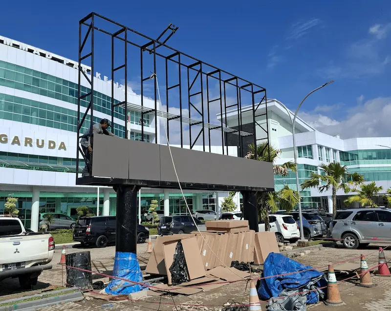 Pemasangan videotron outdoor LED display di jalan raya untuk media iklan digital