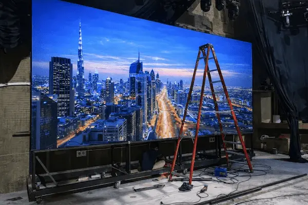 proses instalasi standing LED videotron indoor di ballroom hotel dengan tampilan layar aktif