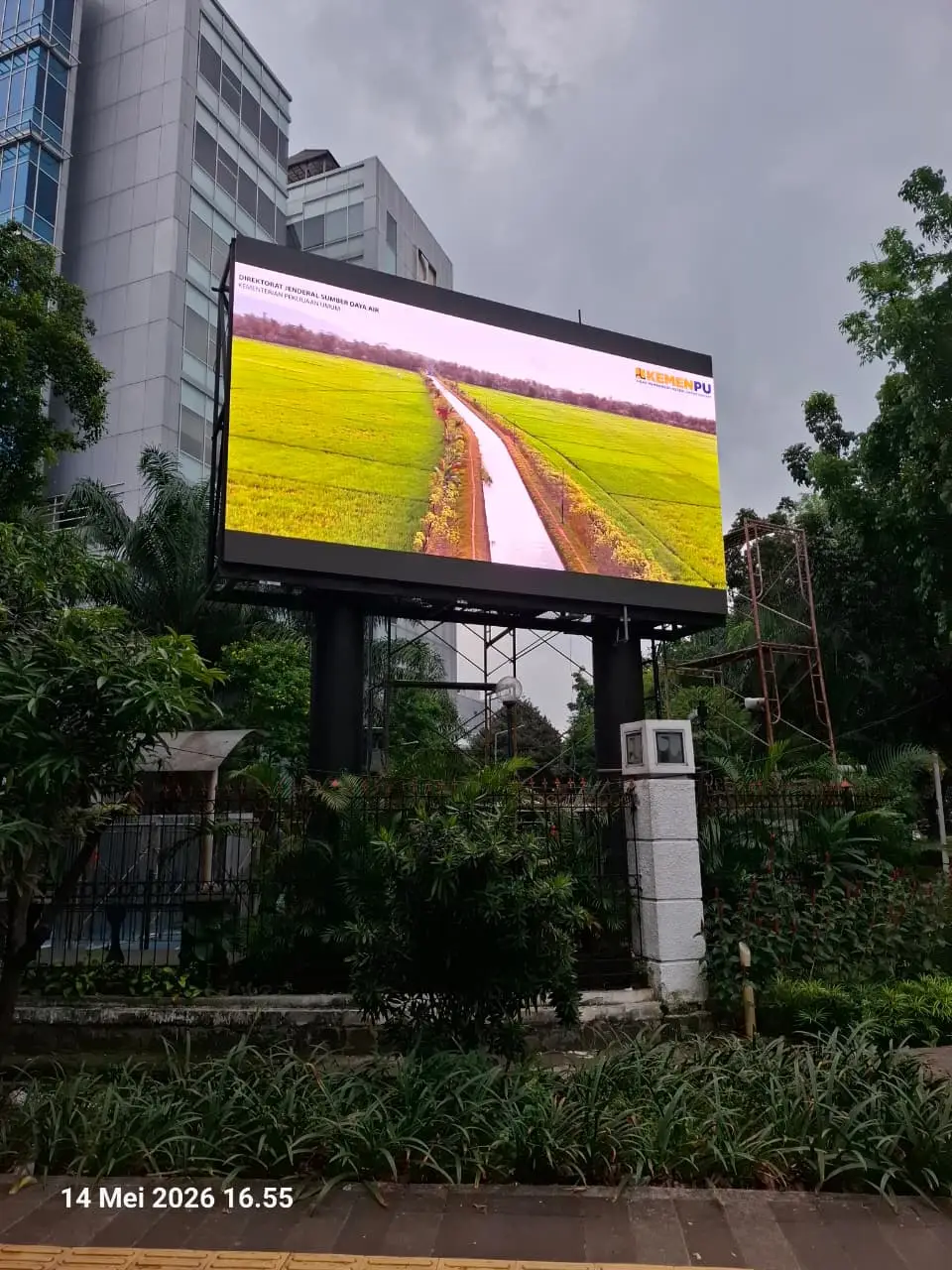 City billboard display outdoor untuk media advertising digital modern