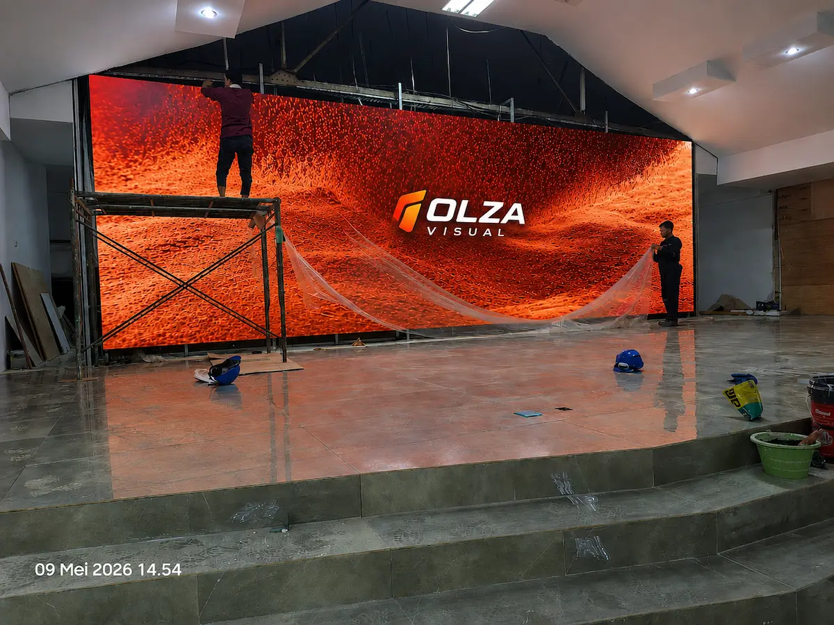 Proses instalasi videotron indoor Olza Visual di dalam ruangan besar