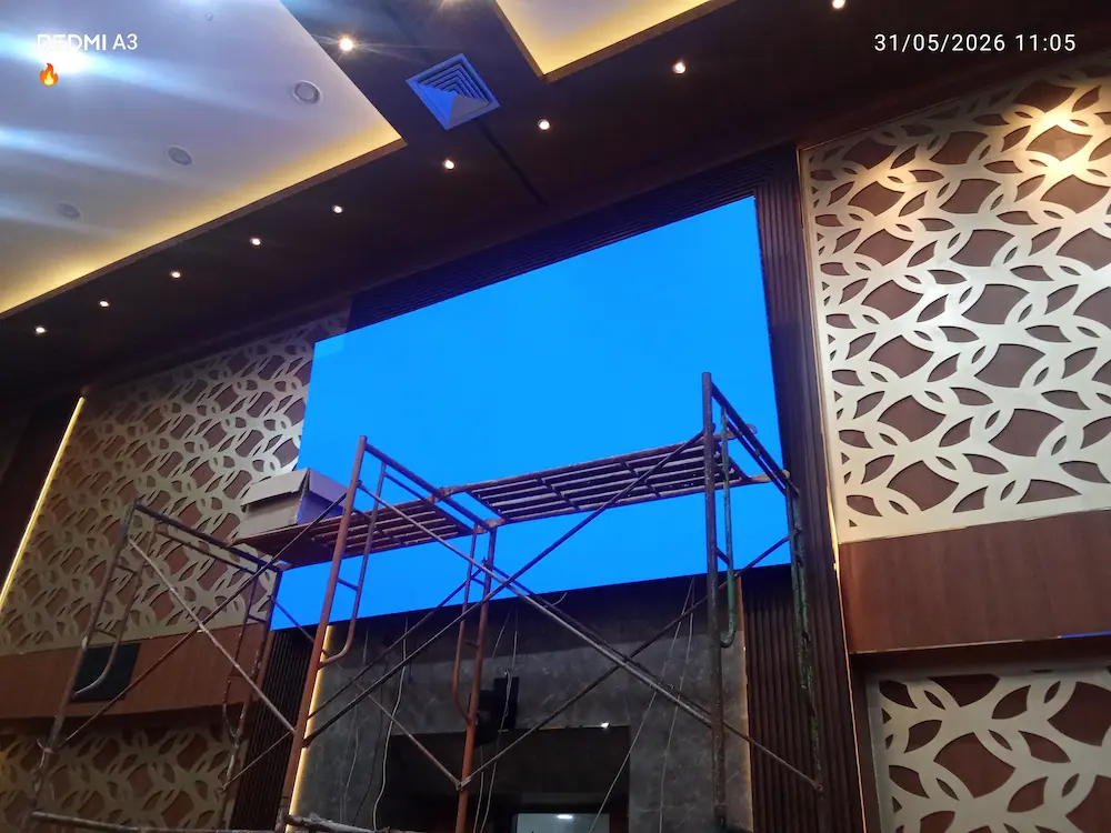 Pengujian videotron indoor setelah proses instalasi untuk memastikan tampilan LED dan sistem bekerja dengan normal