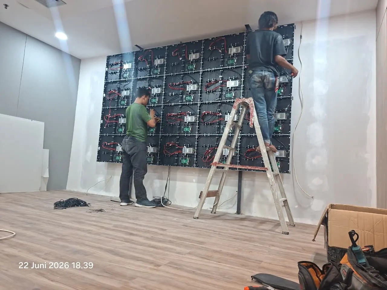 Instalasi videotron indoor dari tahap perencanaan, pemasangan rangka, hingga pemasangan modul LED