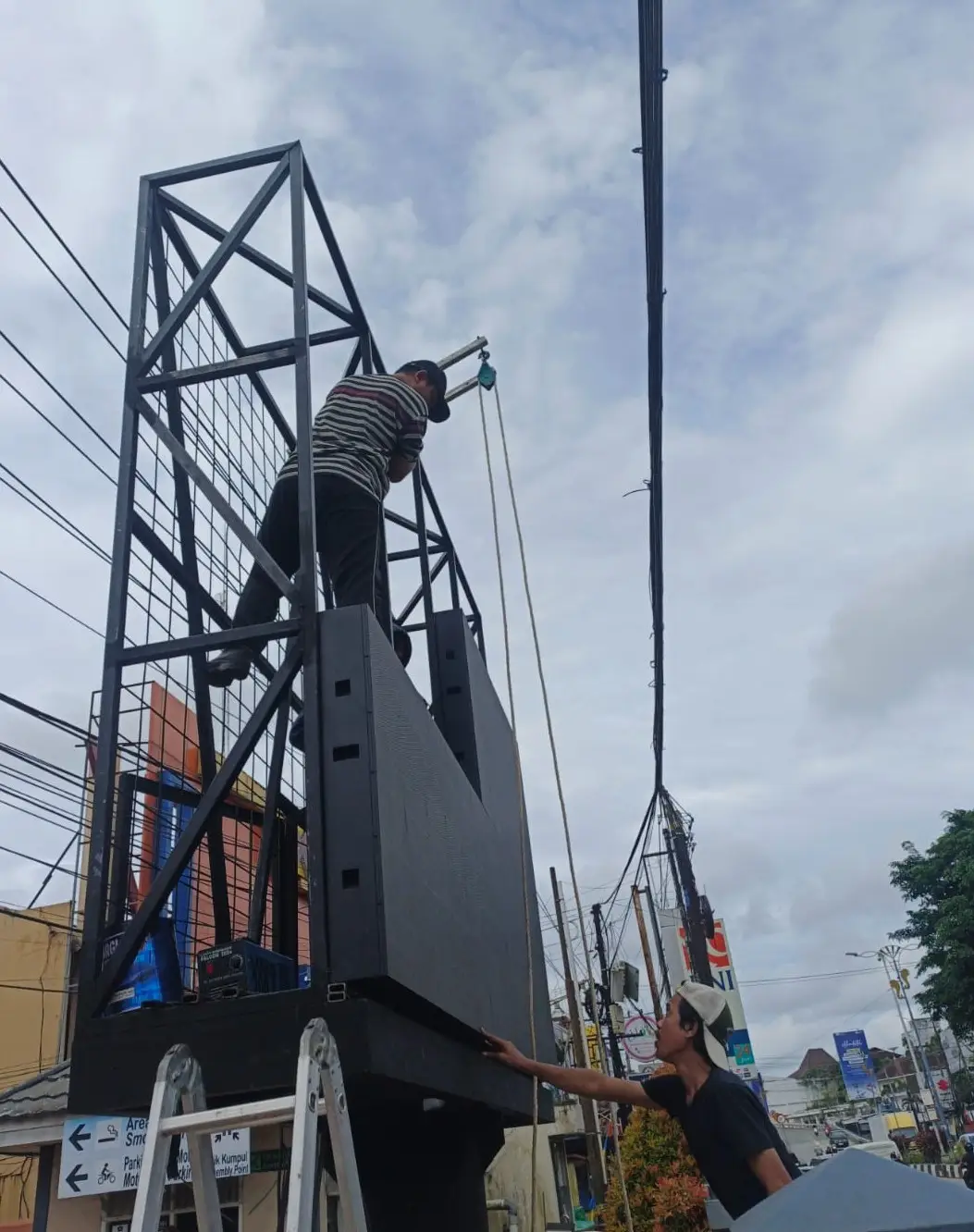 proses instalasi videotron outdoor pada struktur tiang tunggal dengan teknisi profesional