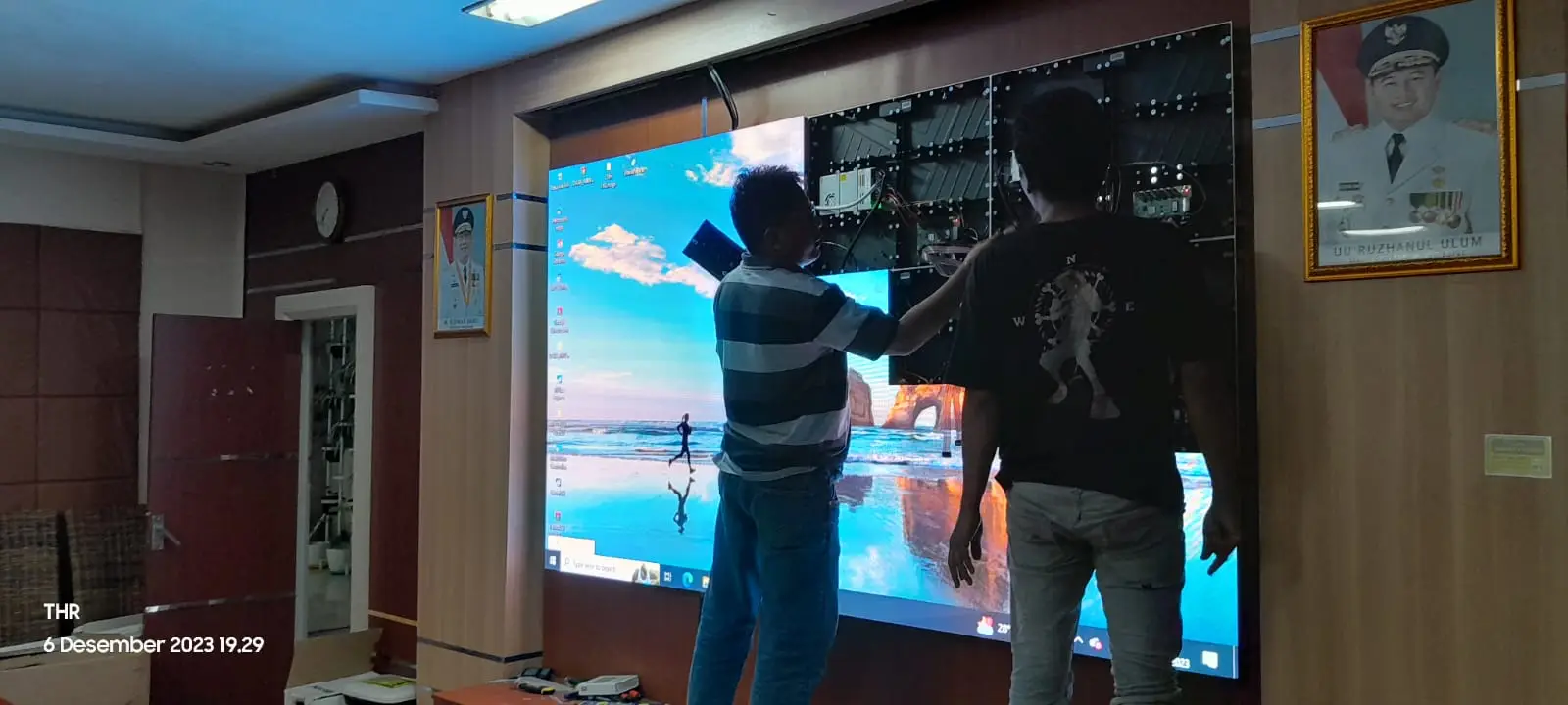 Instalasi LED Display Indoor pada ruang kerja profesional