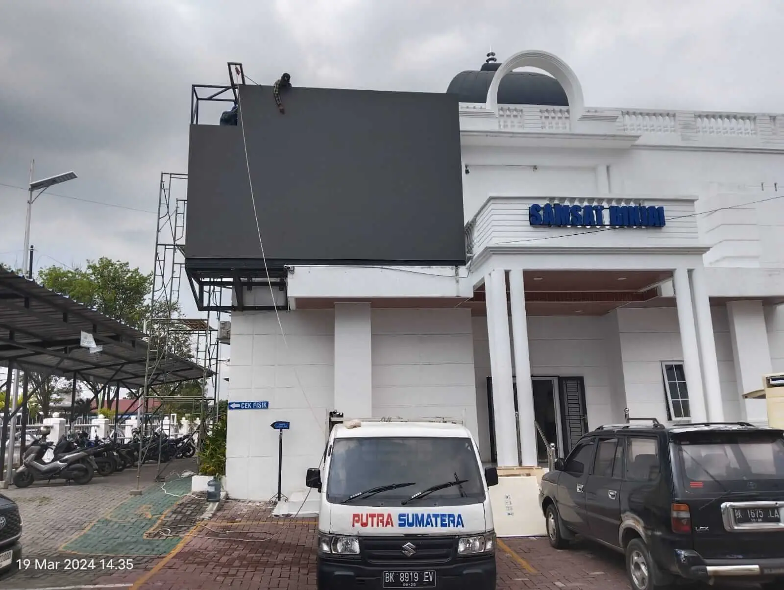 Teknisi melakukan konfigurasi videotron