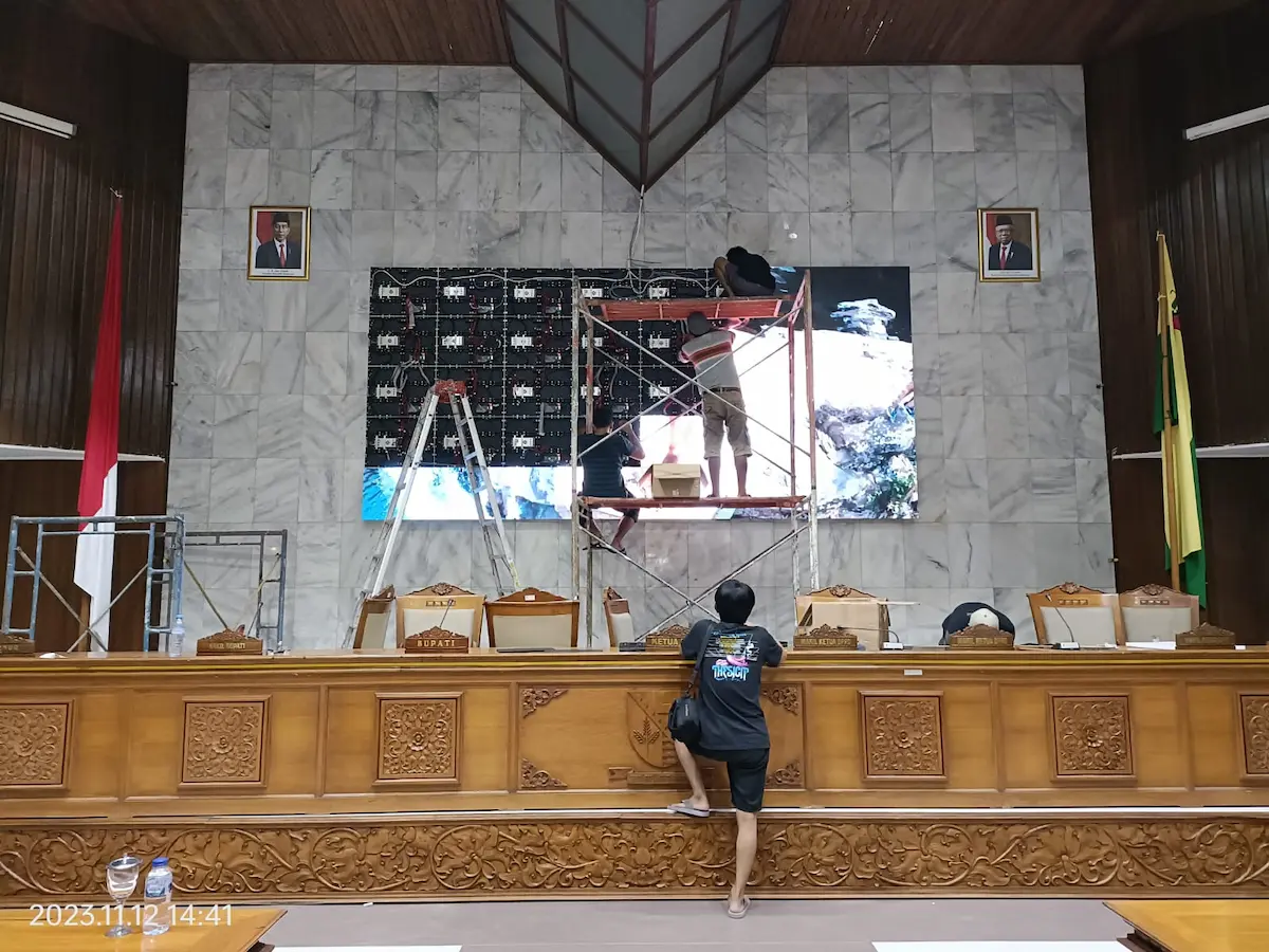 Jual Videotron Indoor Murah - Instalasi di Gedung DPRD Bandung Barat Jual videotron indoor murah dengan proses instalasi LED display di Gedung DPRD Bandung Barat