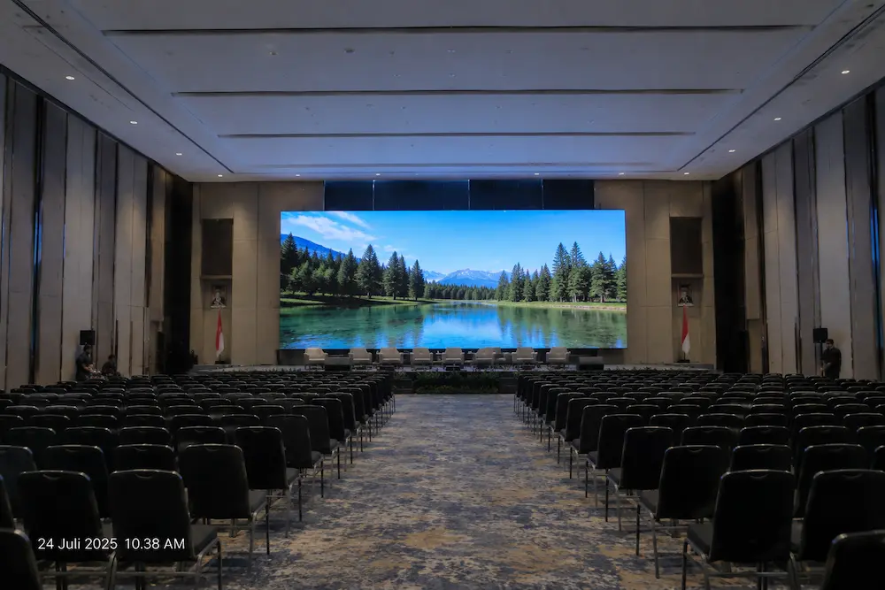 Instalasi videotron indoor pada ruang profesional dengan layar LED besar