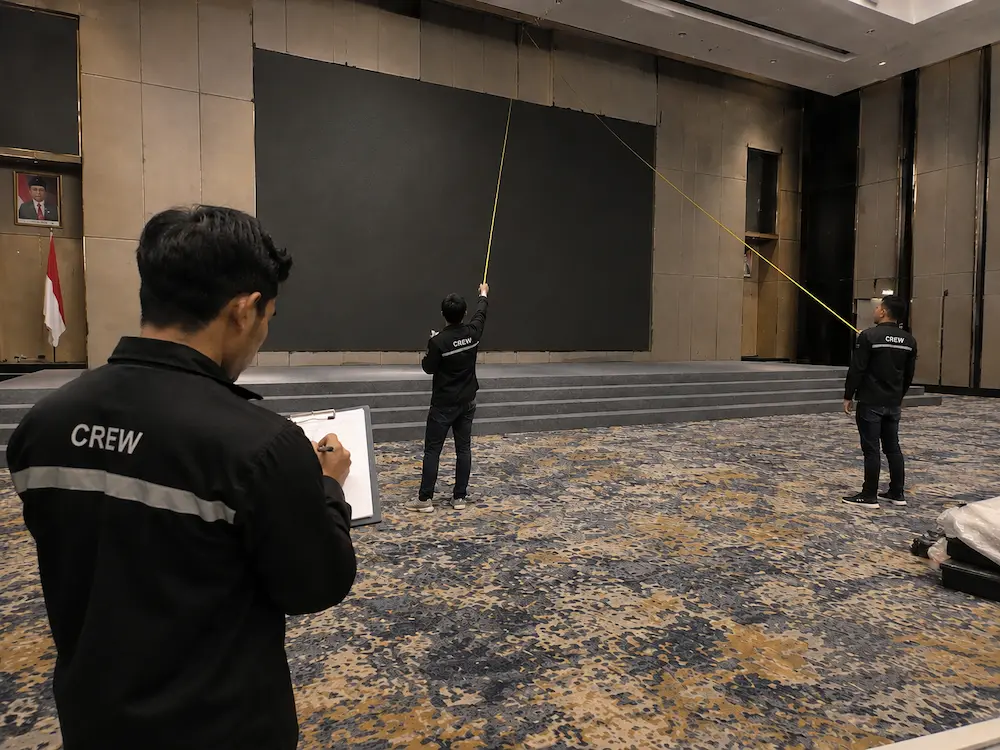 Survey dan perencanaan instalasi videotron indoor sebelum pemasangan