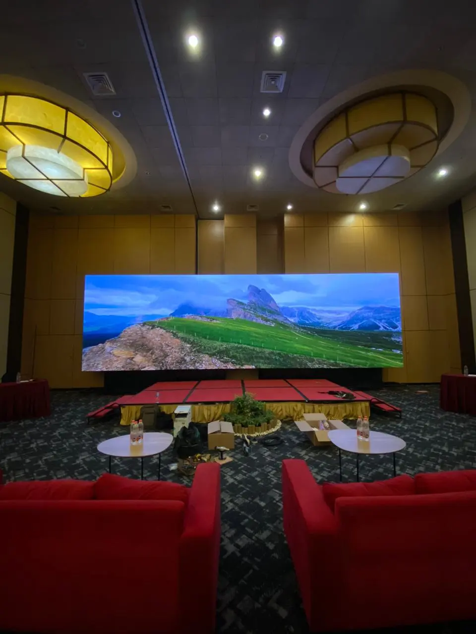 Videotron Indoor P2.5 terpasang pada area indoor