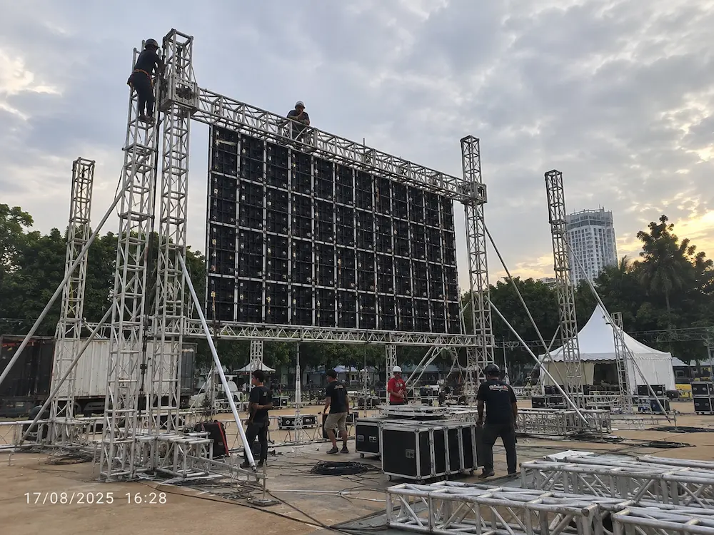 Struktur rangka Videotron Outdoor untuk event