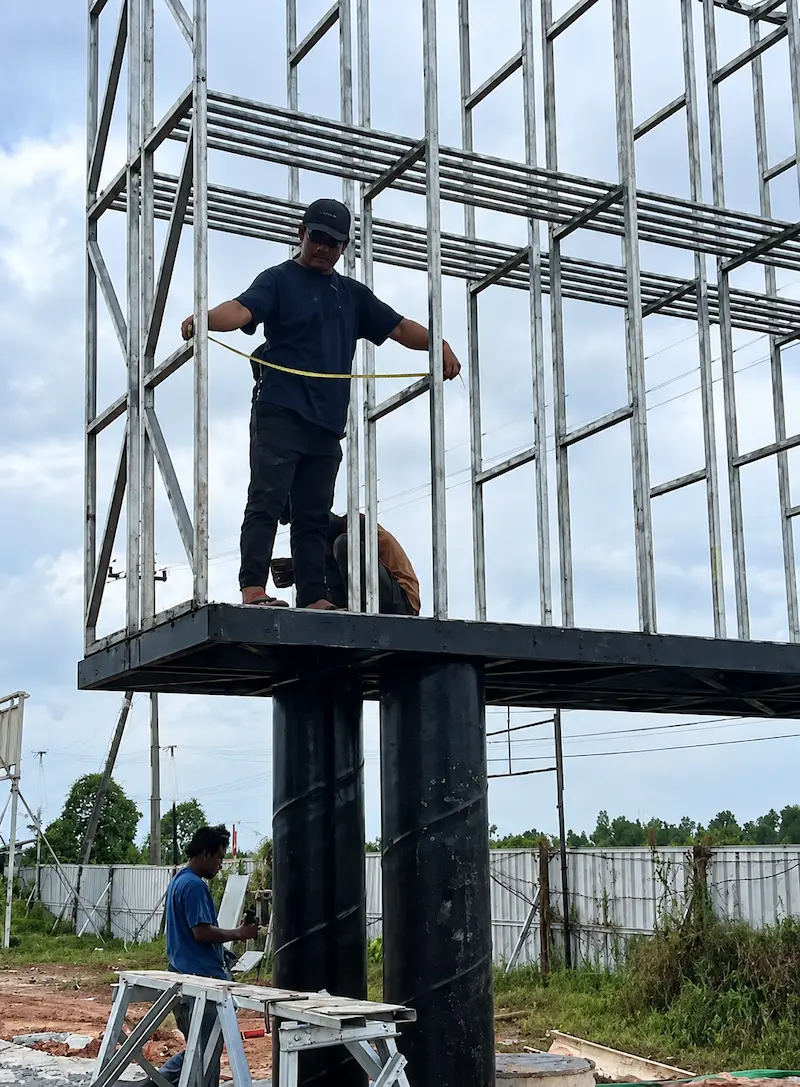 Struktur pemasangan Videotron Outdoor P10 pada area luar ruangan