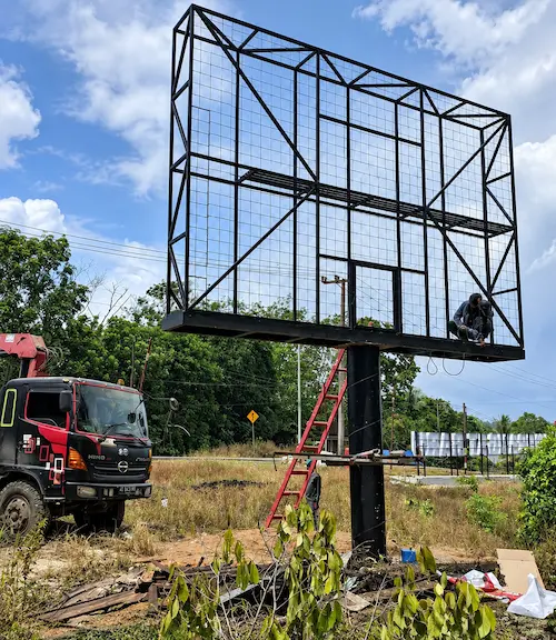 Struktur pemasangan Videotron Outdoor pada proyek luar ruangan