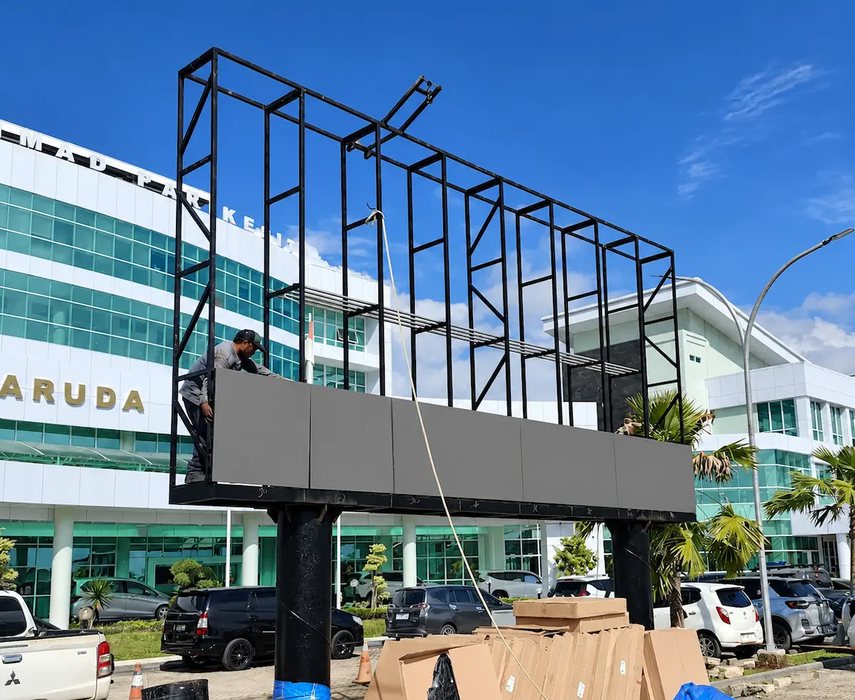 Struktur pemasangan Videotron Outdoor pada proyek luar ruangan