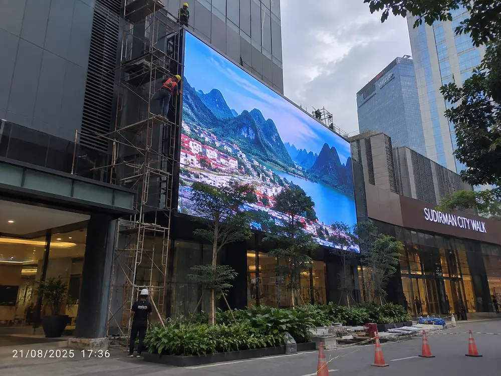 Videotron Outdoor pada fasad gedung