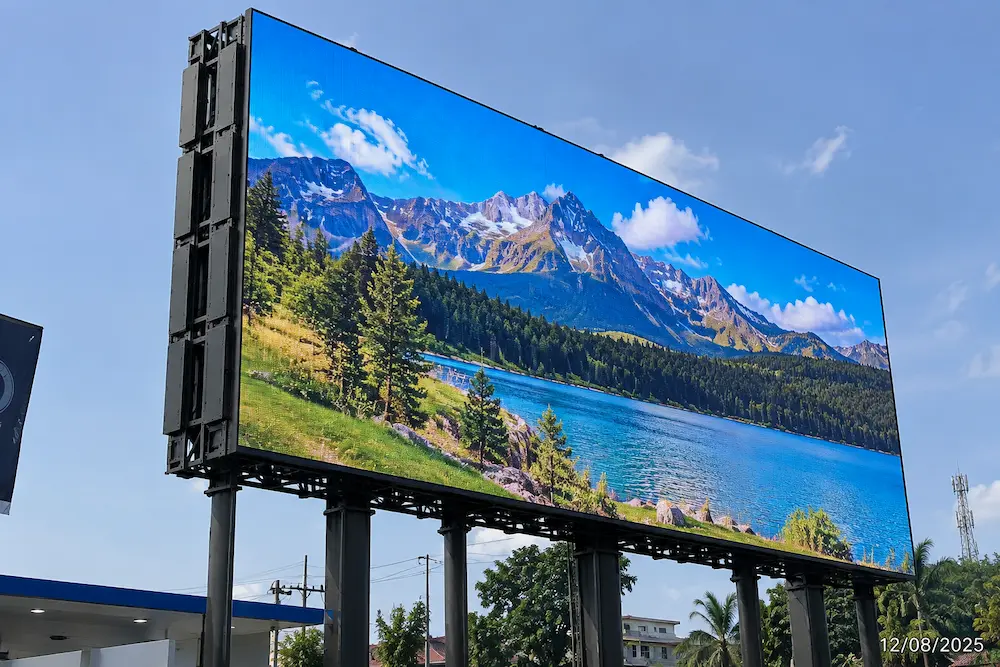 Contoh penggunaan Videotron Outdoor pada billboard digital