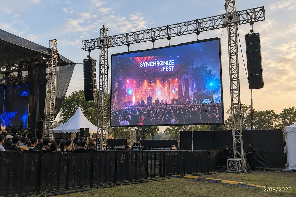 Contoh penggunaan Videotron Outdoor pada event luar ruangan