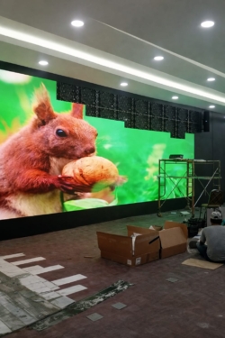 Videotron indoor P2.5 curved terpasang di lobby dan ballroom gedung