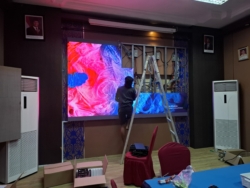 Instalasi videotron indoor P3 di ruang meeting