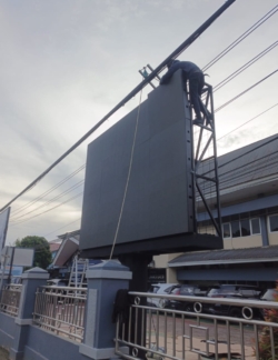 Finishing instalasi videotron outdoor tiang tunggal di area publik