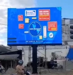 Videotron outdoor tiang tunggal terpasang di area jalan utama dengan tampilan konten digital