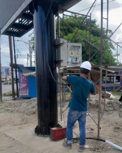 Instalasi panel listrik dan sistem daya videotron outdoor pada tiang tunggal