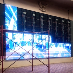 instalasi videotron indoor di ruang profesional