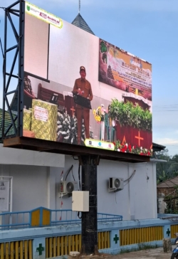 Videotron outdoor single pole terpasang di area jalan raya untuk informasi publik