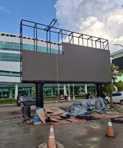 Proses pemasangan modul LED videotron outdoor di lokasi lapangan