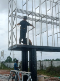 proses instalasi rangka videotron outdoor di lokasi proyek