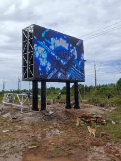Proyek videotron outdoor LED display dengan struktur penyangga khusus
