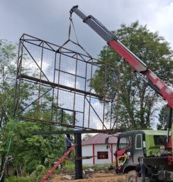Ereksi rangka videotron outdoor menggunakan crane Caption