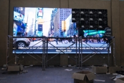 Teknik instalasi videotron indoor dengan pemasangan modul LED, pengaturan kabel, dan sinkronisasi sistem LED display.