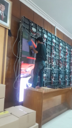 Pemasangan cabinet LED display indoor