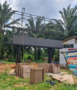 Struktur rangka videotron outdoor dua tiang sebelum pemasangan panel LED