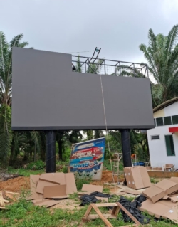 Tampilan depan videotron outdoor dua tiang dengan finishing rapi