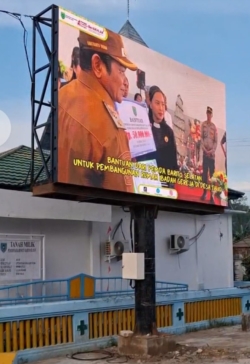 Konstruksi rangka dan tiang single pole videotron outdoor di area publik