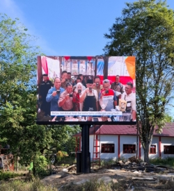 Instalasi videotron outdoor tahap akhir pemasangan