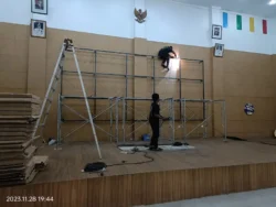 proses pemasangan videotron indoor dengan rangka besi dan teknisi di dalam ruangan
