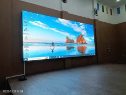 Instalasi layar LED indoor modern dengan tampilan visual tajam dan elegan untuk kebutuhan ballroom, meeting room, seminar, dan event profesional.