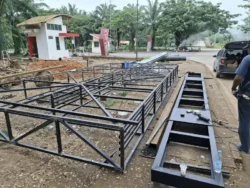 Proses pengelasan rangka videotron outdoor pada tiang penopang LED display