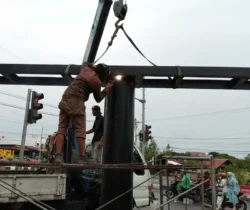 proses konstruksi videotron outdoor pengelasan rangka besi tiang utama