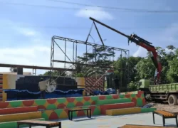 Proses las dan ereksi rangka videotron outdoor pada tiang double pole untuk struktur LED display