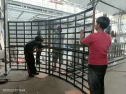 proses pemasangan videotron indoor dengan rangka besi oleh teknisi di dalam ruangan