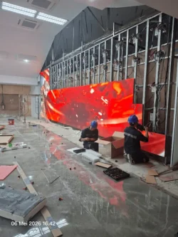 Proses pemasangan videotron LED display dengan teknisi profesional